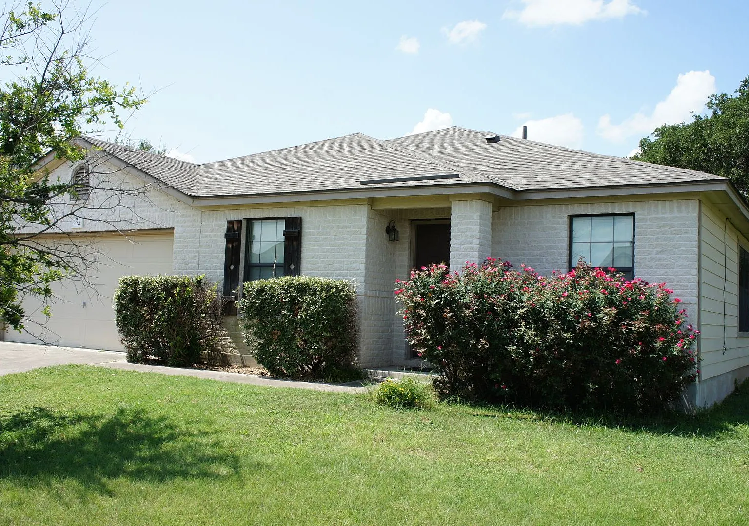 3 Bedroom 2 Bathroom Georgetown Home — Photo 1