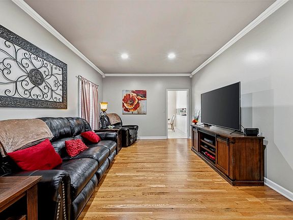 5th image of 110 Carriage Ln