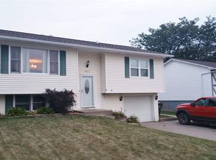 6027 N Thornwood Ave, Davenport, IA 52806