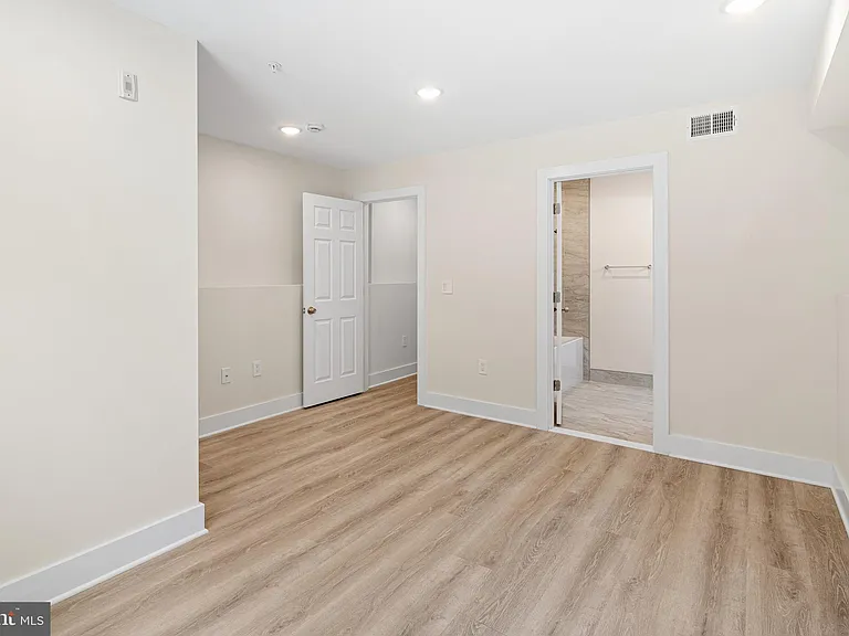 5217 Warren St #1/2-1 — Photo 10