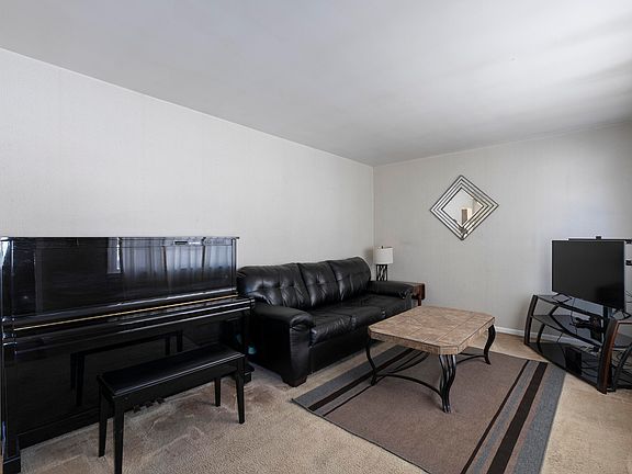4th image of 683 Skyway Dr