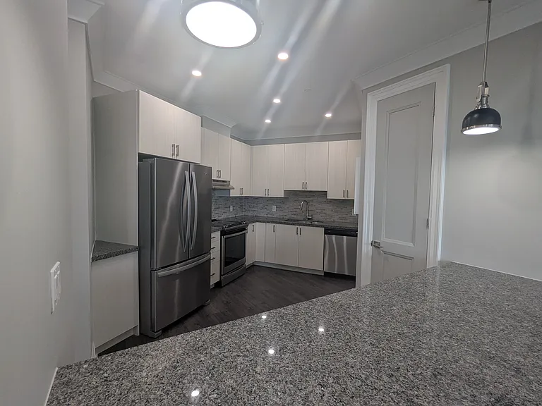 121 King St W — Photo 73