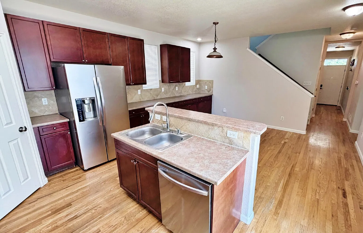 4 bed, 2.5 bath, 2320 sqft, $3,200 — Photo 4
