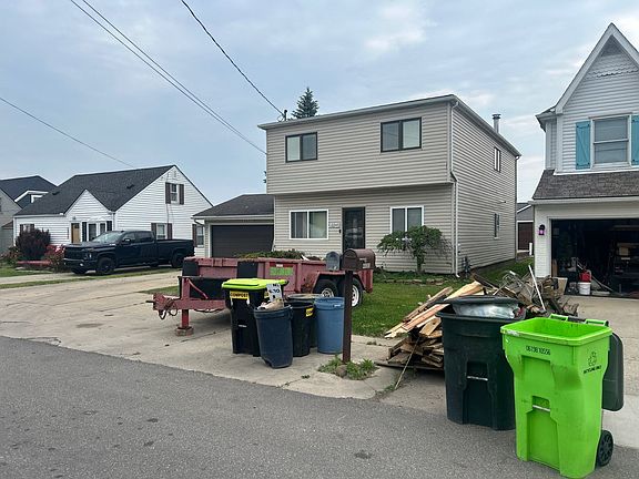2nd image of 46010 Edgewater Dr