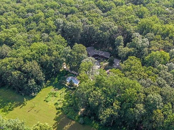 2nd image of 424 Mine Rd