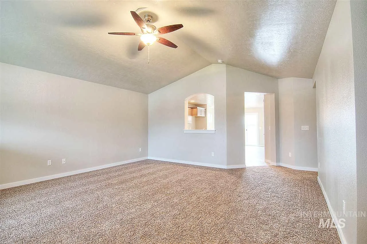 3 bed, 1606 sqft, $2,395 — Photo 3