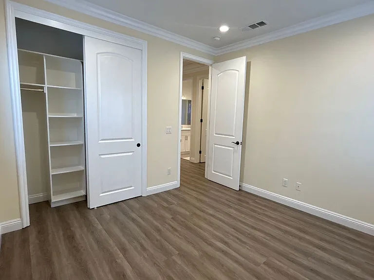 5552 Welland Ave — Photo 11