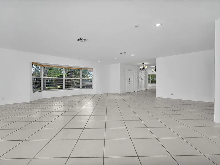 2427 Sea Island Dr — Photo 13