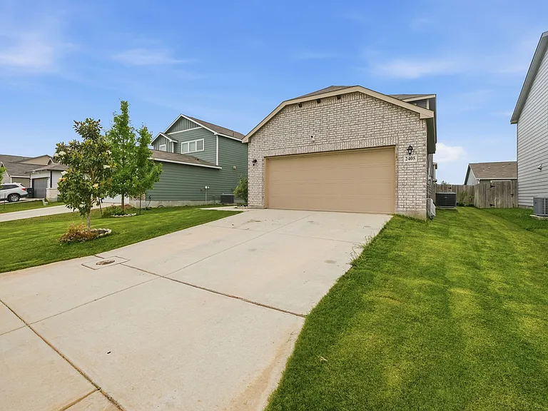 2405 Ayers Dr — Photo 2