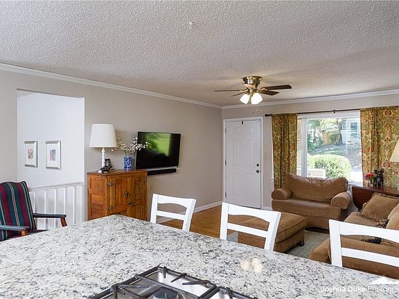 4th image of 819 N Woodlawn Dr