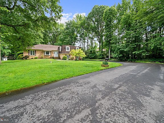 4th image of 2610 Russell Rd
