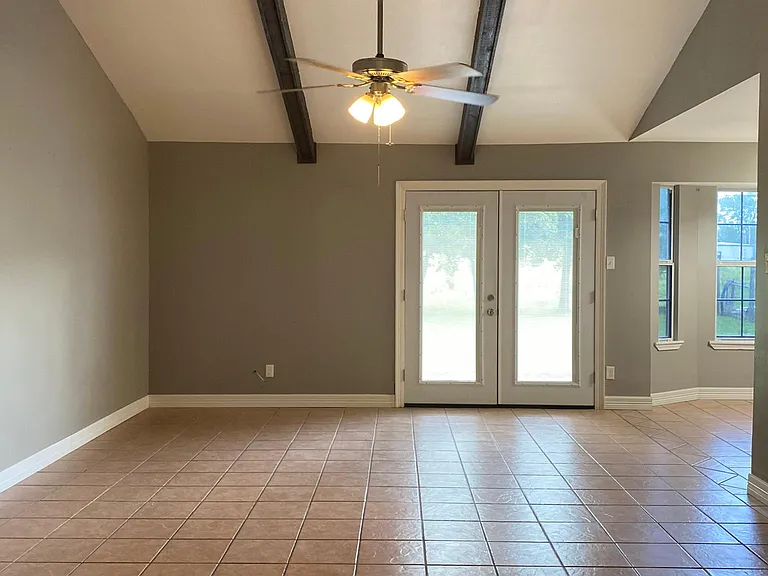 1360 Elsie Ln — Photo 3