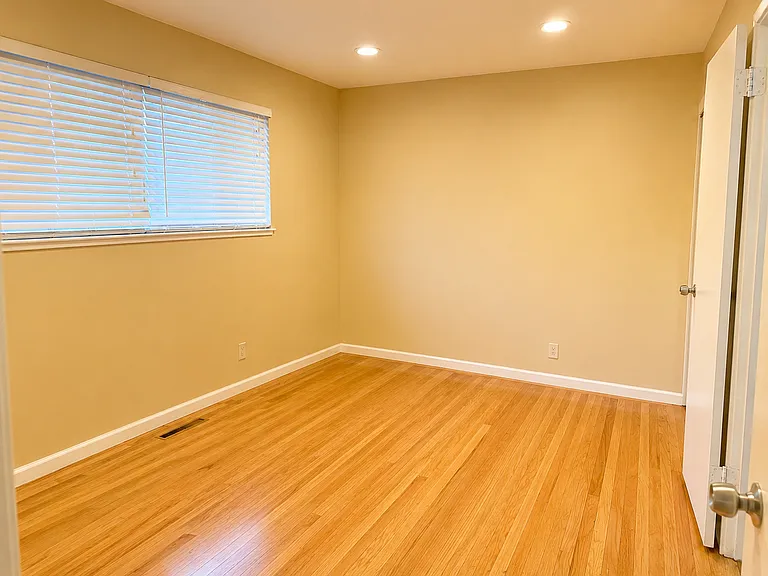 2330 Kent St — Photo 5