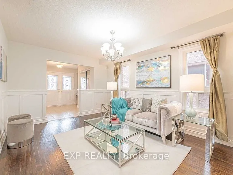 8 Rampart Cres — Photo 4