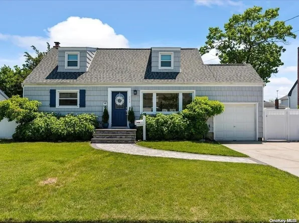 266 N Suffolk Avenue, Massapequa, NY 11758