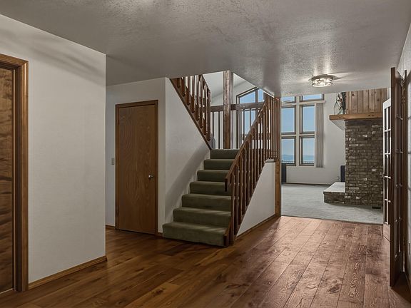 5th image of 1002 N Hillcrest Dr