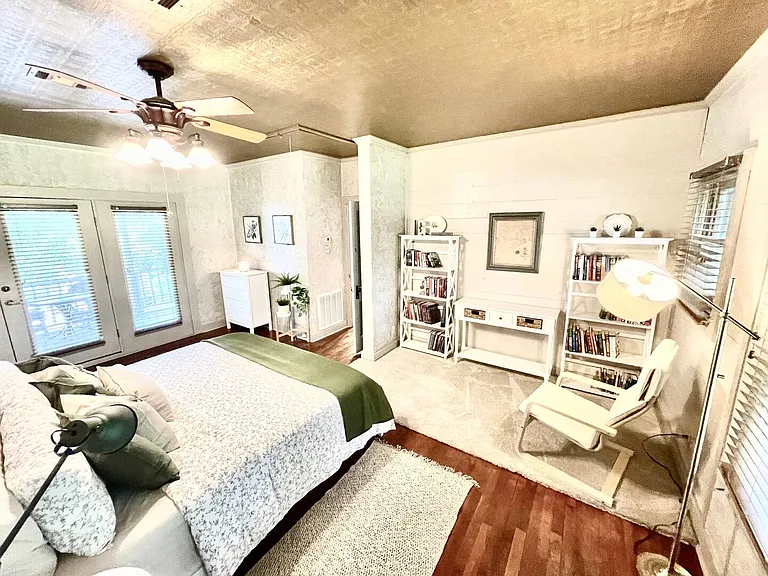 412 W Milam St — Photo 10