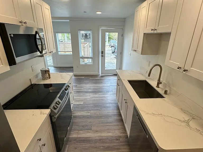744 Belmont Pl E — Photo 14