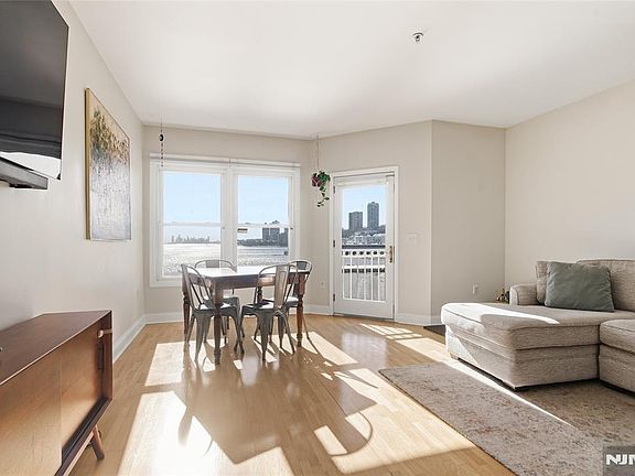 4th image of 216 The Promenade