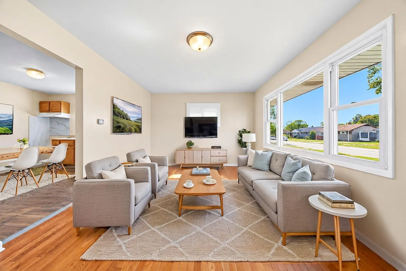 3 bed, 864 sqft, $1,900 — Photo 3