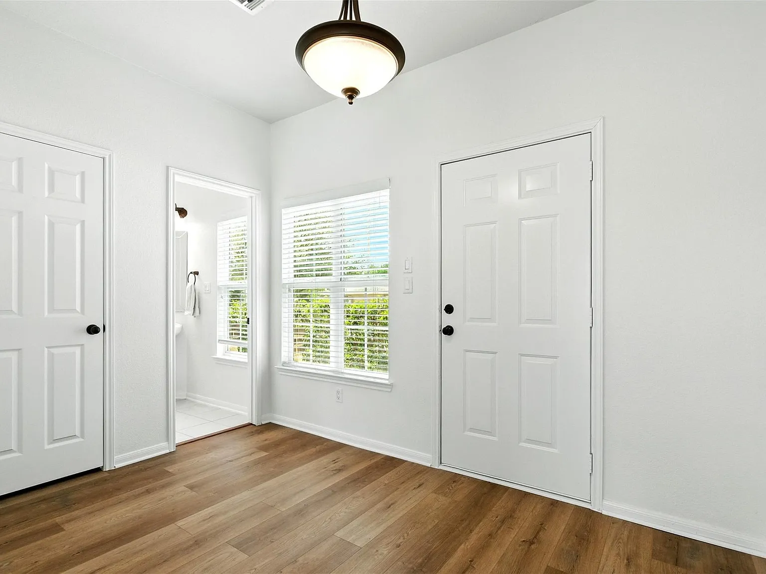 3 bed, 2.5 bath, 2086 sqft, $2,200 — Photo 3
