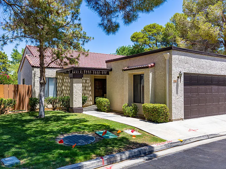 316 Monterey Dr — Photo 1