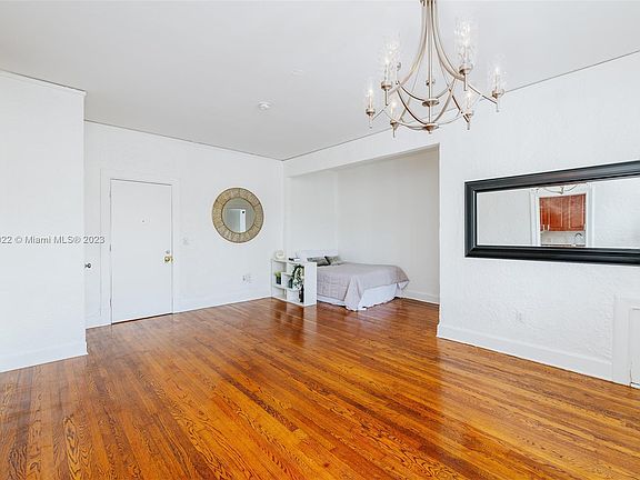 5th image of 900 16th St APT 201