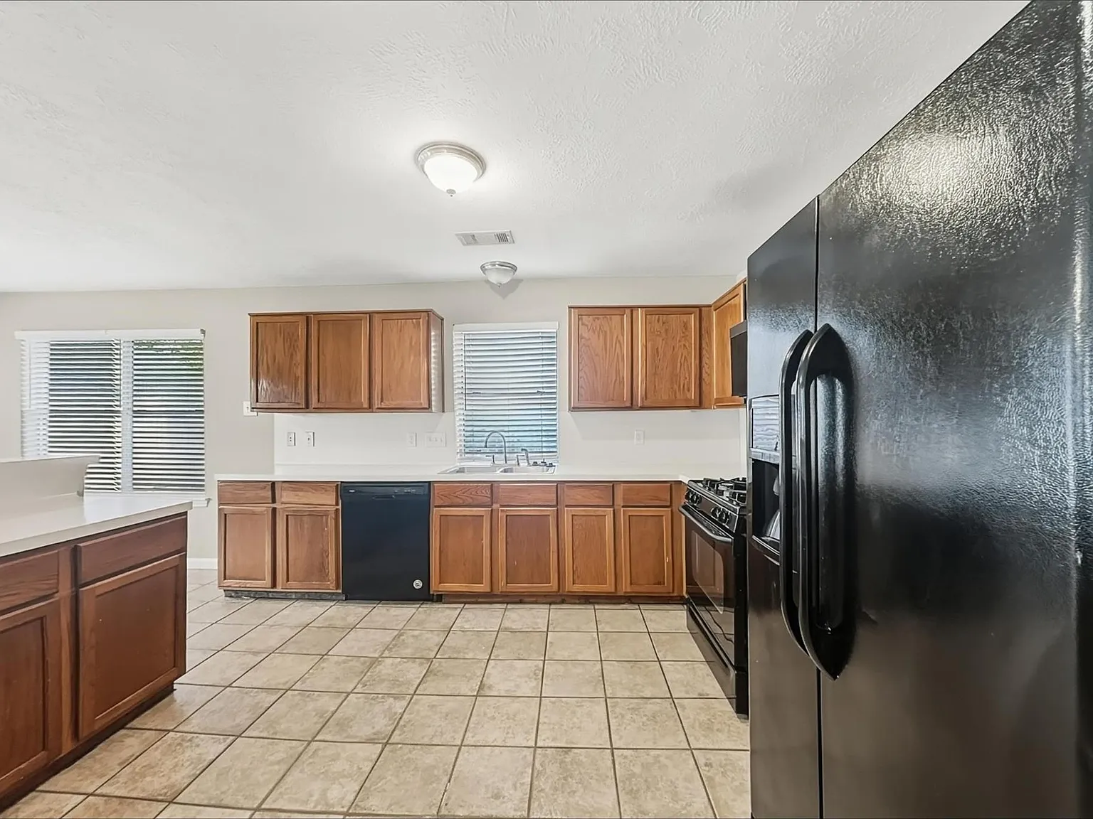 3 bed, 2.0 bath, 2018 sqft, $2,095 — Photo 3