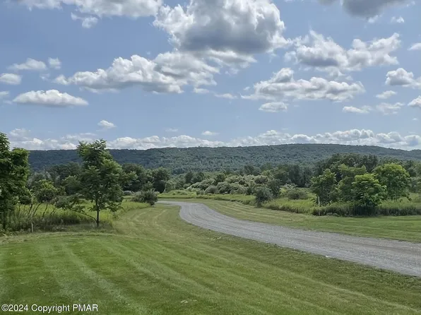 2093 Mahoning Dr E, Lehighton, PA 18235