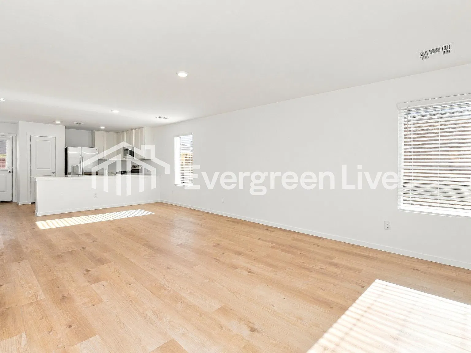 3 bed, 2.0 bath, 1411 sqft, $1,470 — Photo 3