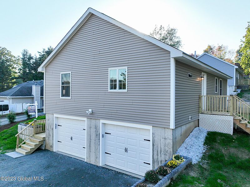 4th image of 63 Carlyle Avenue