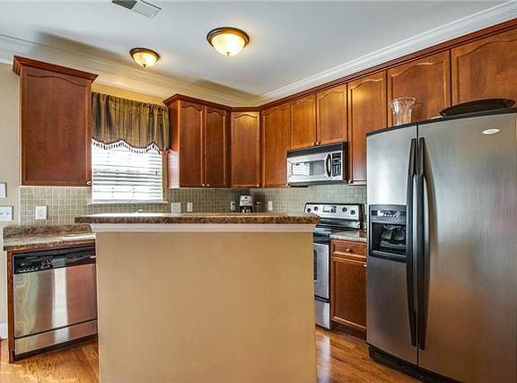 Granite countertops + stainless steel appliances