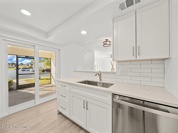 5th image of 716 Ridge Club Dr