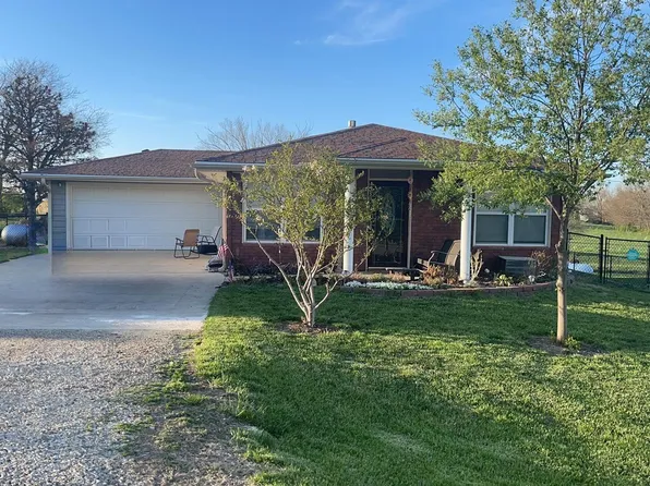 206 Holt Circle Dr, Hoyt, KS 66440