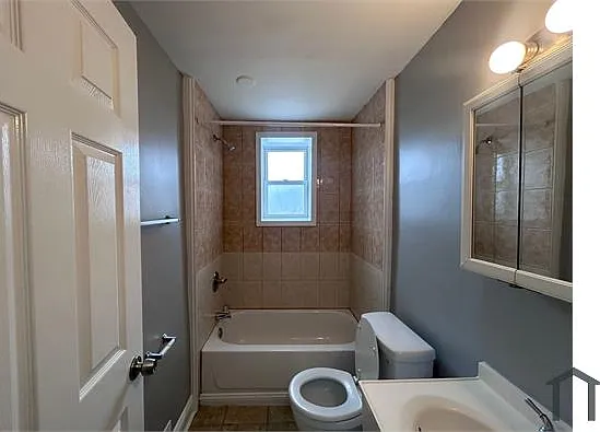 1111 N Luzerne Ave — Photo 4