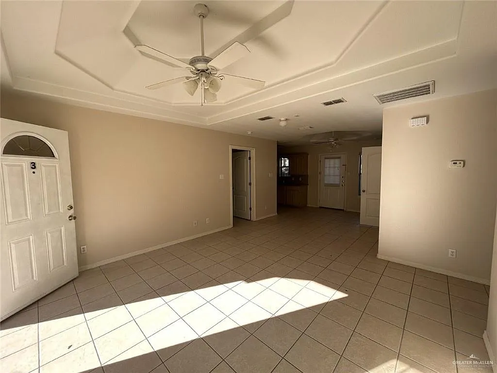 3 bed, 2.0 bath, 4704 sqft, $925 — Photo 3