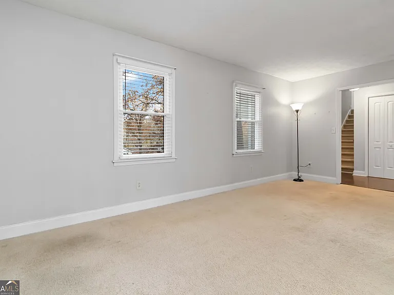 888 Chartley Dr — Photo 4