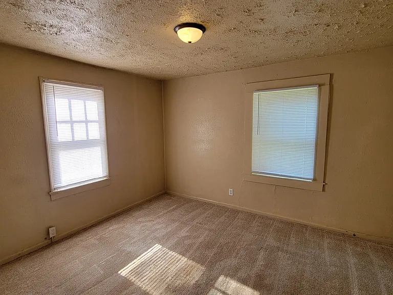 3902 Hoyt Ave — Photo 4