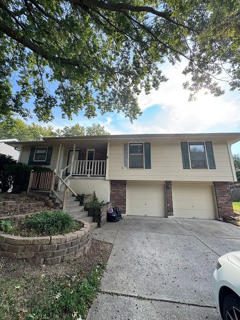 3 Bed | 3 Bath | 2 Car Garage Home in Blue Springs — Photo 1