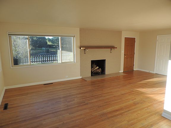 3rd image of 3847 Meadow Ln