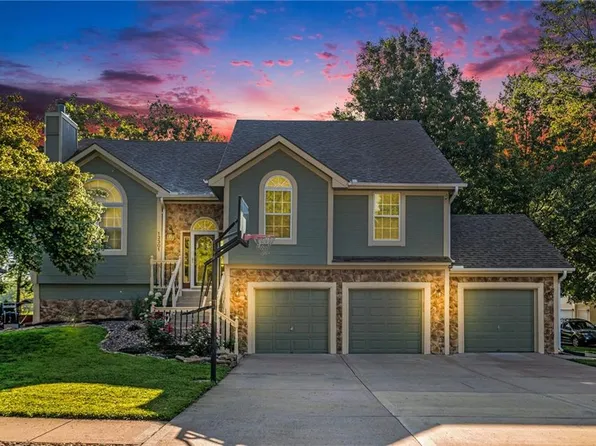 13301 Forest Oaks Dr, Smithville, MO 64089