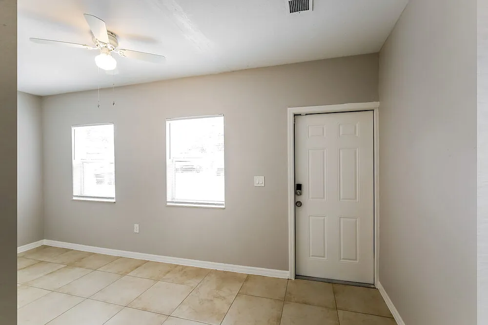 3 bed, 1.0 bath, 1076 sqft, $2,210 — Photo 4