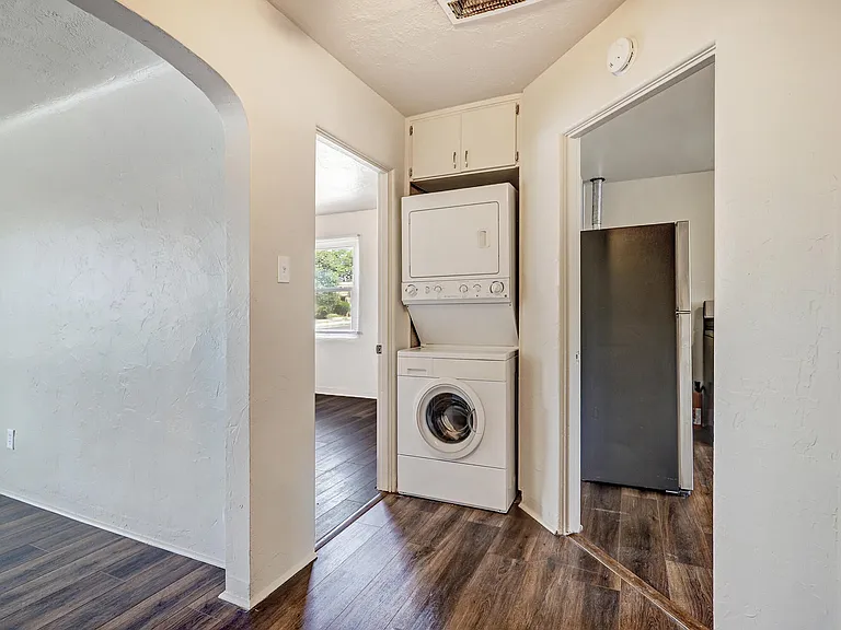 Updated, Spacious, 2 bedroom End Unit w/ Garage & Yard Close to UNM — Photo 6