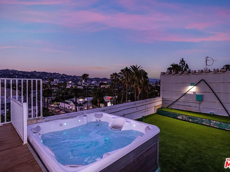 137 N Doheny Dr #4 — Photo 44