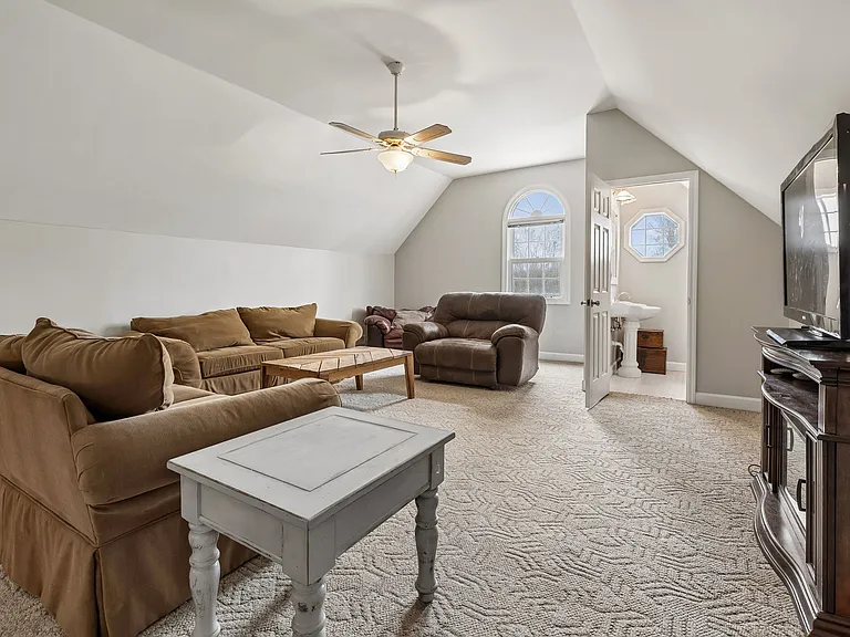 1019 Hilton Ln — Photo 23