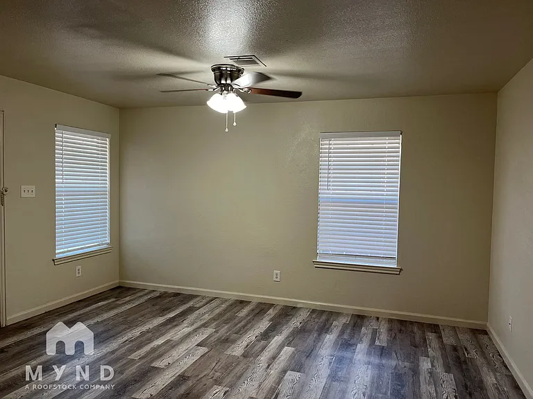 1421 E Robert St — Photo 12