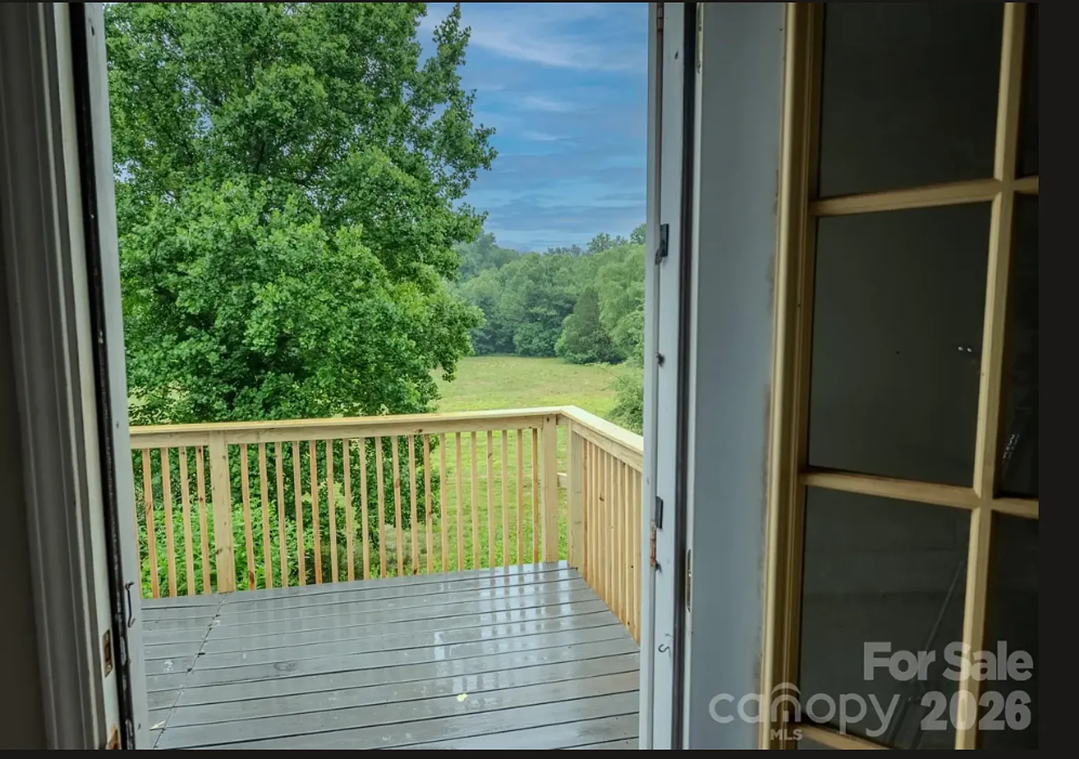 Move in Special: Bright 2 Bedroom Home with Deck, Patio & Beautiful Views — Photo 3