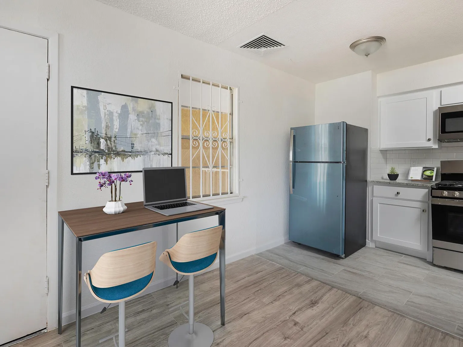 1201 N St Vrain Street — Photo 3