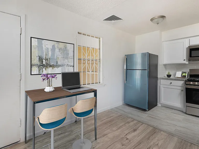1201 N St Vrain Street — Photo 3