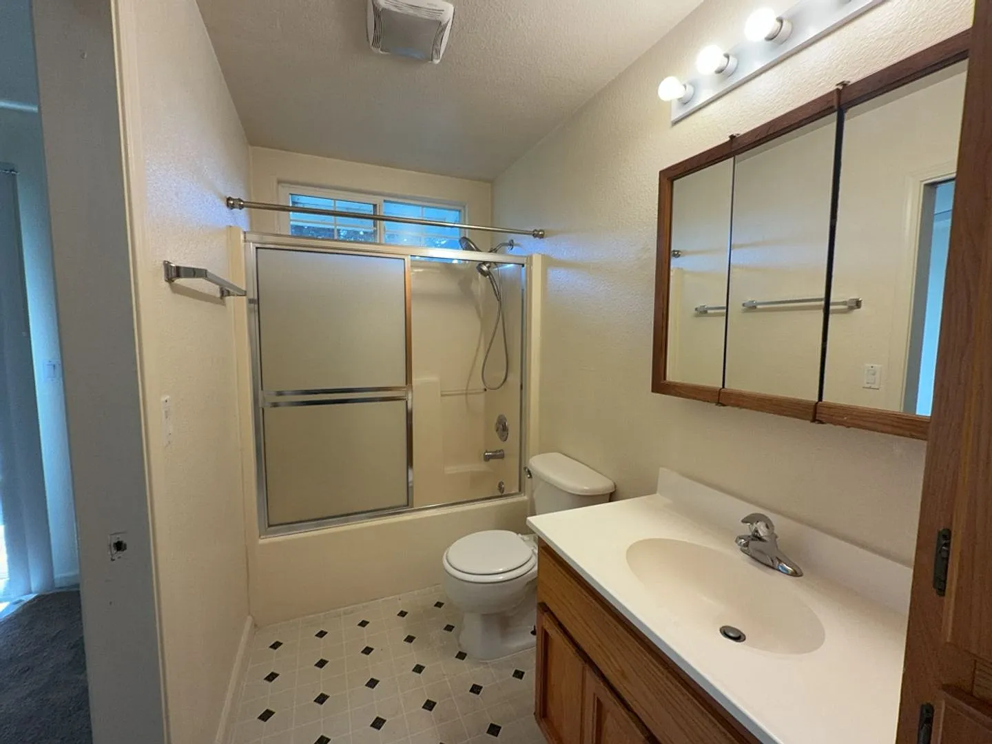 Pet Friendly! Spacious Ranch-Style 3 Bedroom, 1 Bathroom Home in the Heart of Fortuna — Photo 3